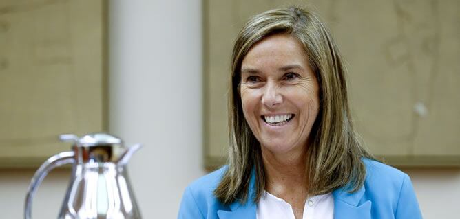 La ministra de Sanidad, Ana Mato, durante su comparecencia ante la Comisión de Sanidad del Congreso