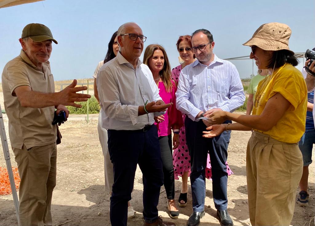 Voluntarios del campo de trabajo muestran algunos de los resultados de estas excavaciones.