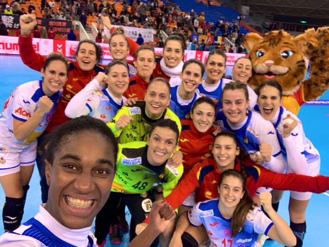 La plantilla celebra el triunfo.