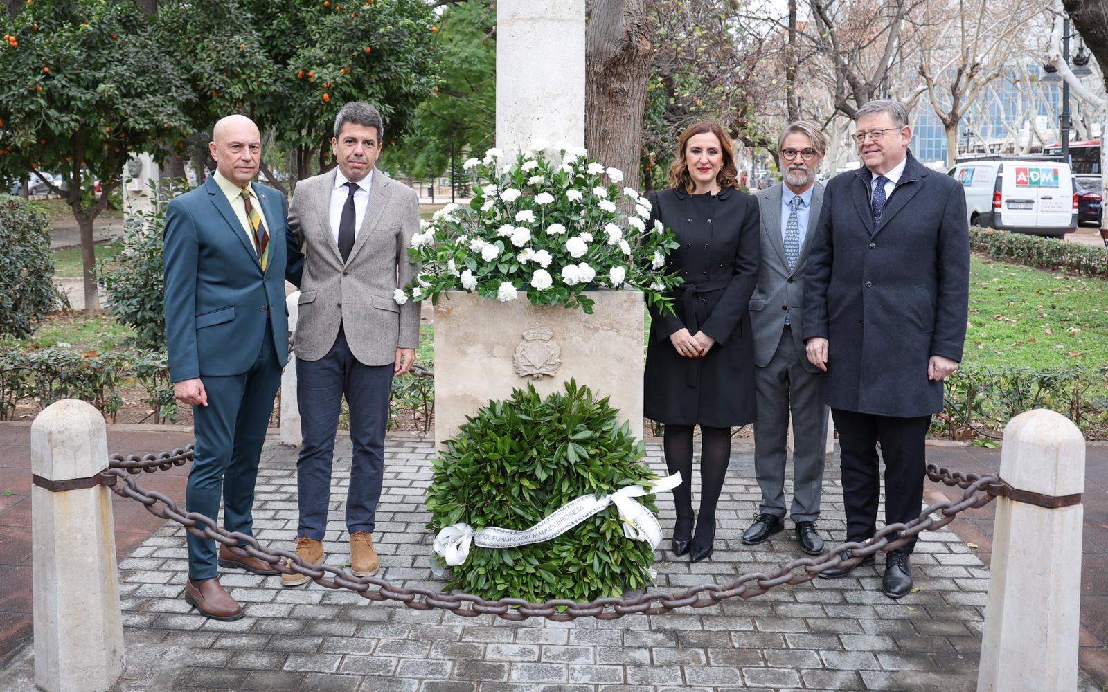 Acto en memoria del político y catedrático Manuel Broseta, en el monolito instalado en la avenida Blasco Ibáñez de València