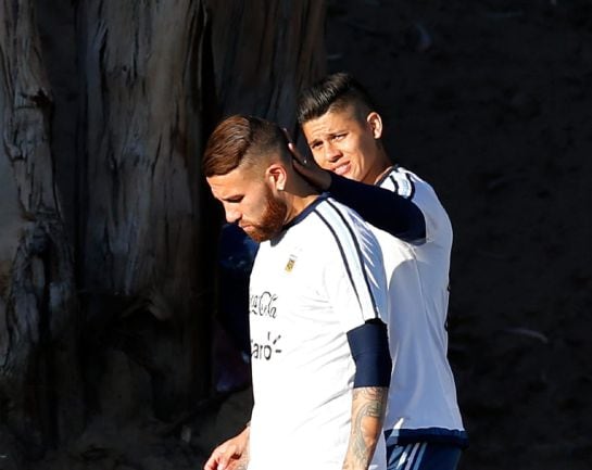 CHI110 - LA SERENA (CHILE), 9/6/2015.- Los jugadores de la selección argentina Otamendi (i) y Marcos Rojo participan hoy, martes 9 de junio de 2015, en su primer entrenamiento con sus compañeros de selección en la ciudad chilena de La Serena, donde el próximo sábado se jugará el primer partido del grupo B de la Copa América 2015 entre Argentina y Paraguay. EFE/ Juan Carlos Cárdenas