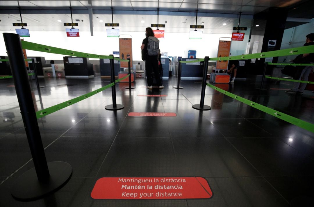 Viajeros en la zona de facturación del aeropuerto Josep Tarradellas de Barcelona-El Prat.