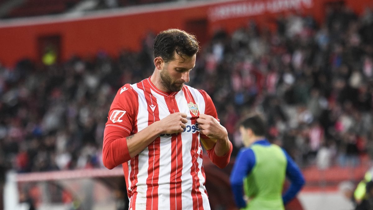 Leo Baptistao es el reflejo del Almería que todos quieren: dando brillo al escudo.