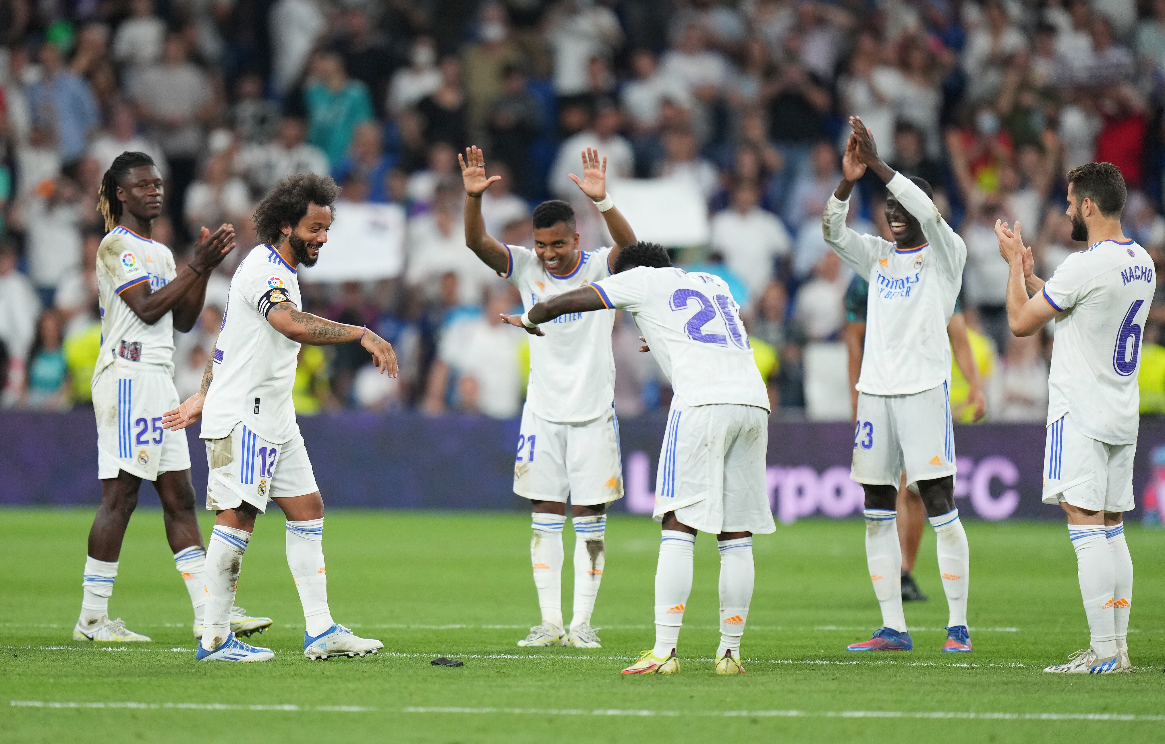 Los jugadores del Real Madrid se rinden a Marcelo en su último partido en el Santiago Bernabéu.