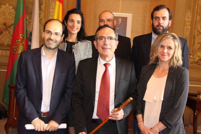 El alcalde, José Manuel Cruz Viadero, con el bastón de mando en su toma de posesión como regidor.