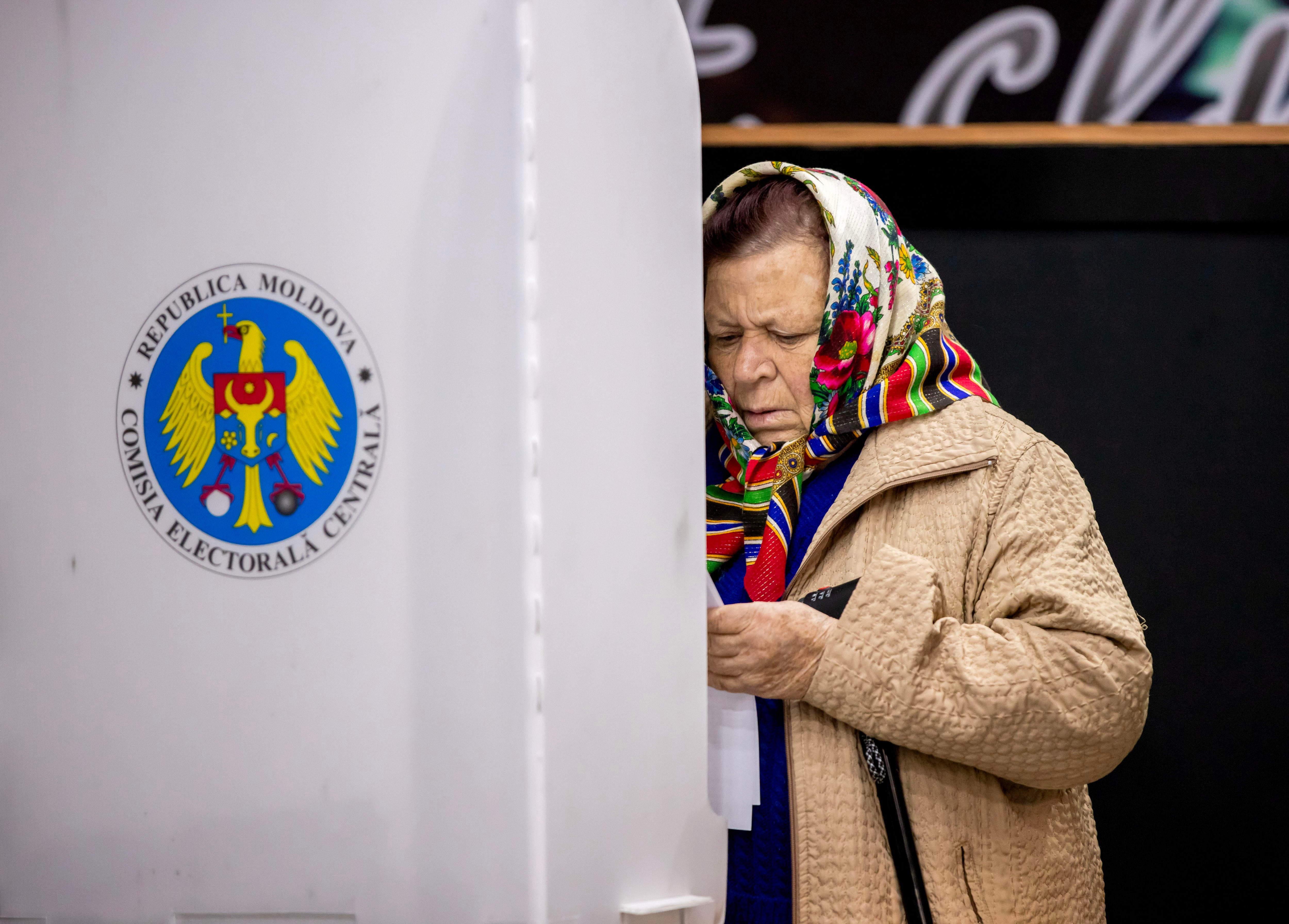 Una mujer vota en Moldavia. (Elecciones, Moldavia) EFE/EPA/DUMITRU DORU