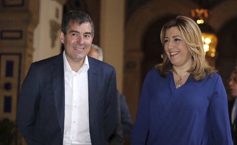 La presidenta de la Junta de Andalucía, Susana Díaz y el presidente de la comunidad Canaria, Fernando Clavijo, momentos antes de participar en una conferencia coloquio organizada por la cadena Ser en el hotel Alfonso XIII de Sevilla. 