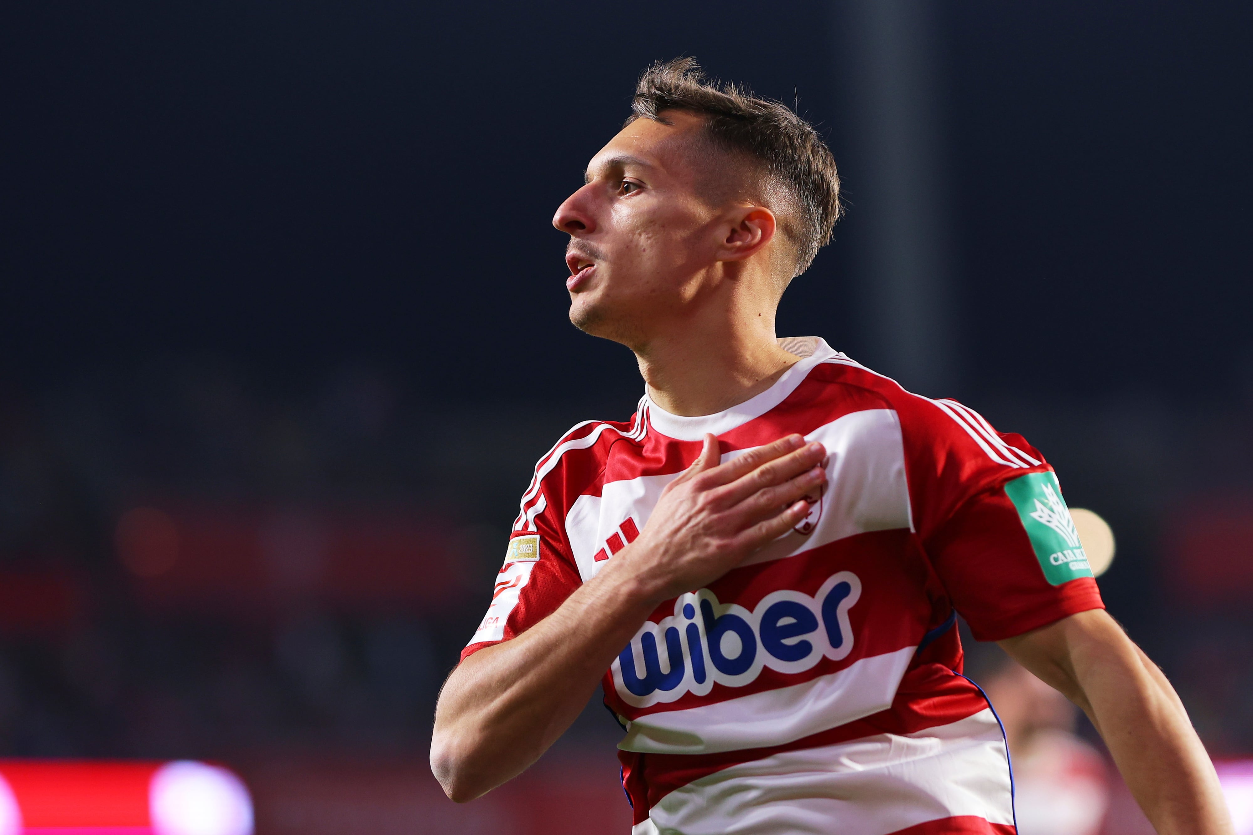 Bryan Zaragoza celebra un gol con el Granada en Los Cármenes ante el Cádiz. (Photo by Fran Santiago/Getty Images)