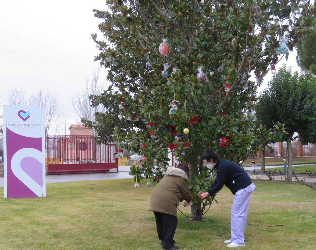 Los usuarios de Hermanas Hospitalarias de Palencia decoran su Árbol de los Deseos