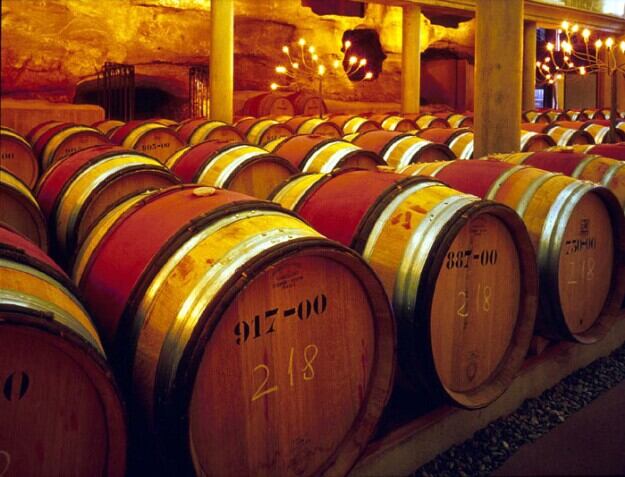 Sala de barricas de Bodega Blecua 