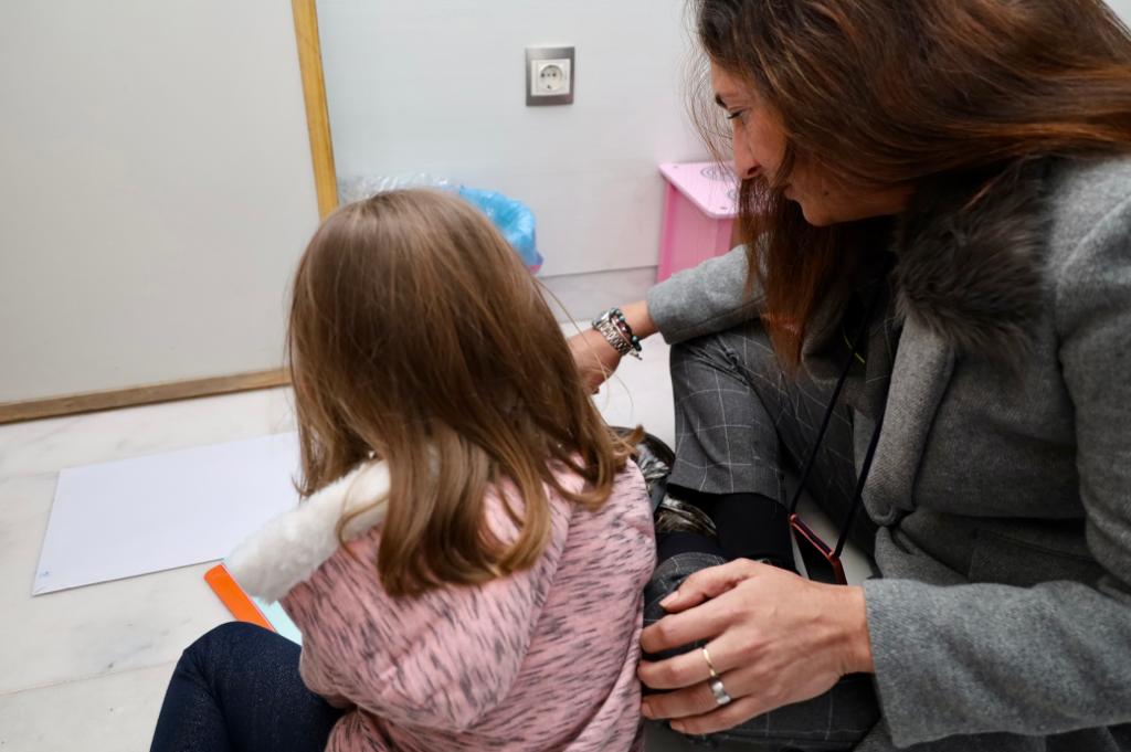 Loles López junto a una menor del Centro de Linares