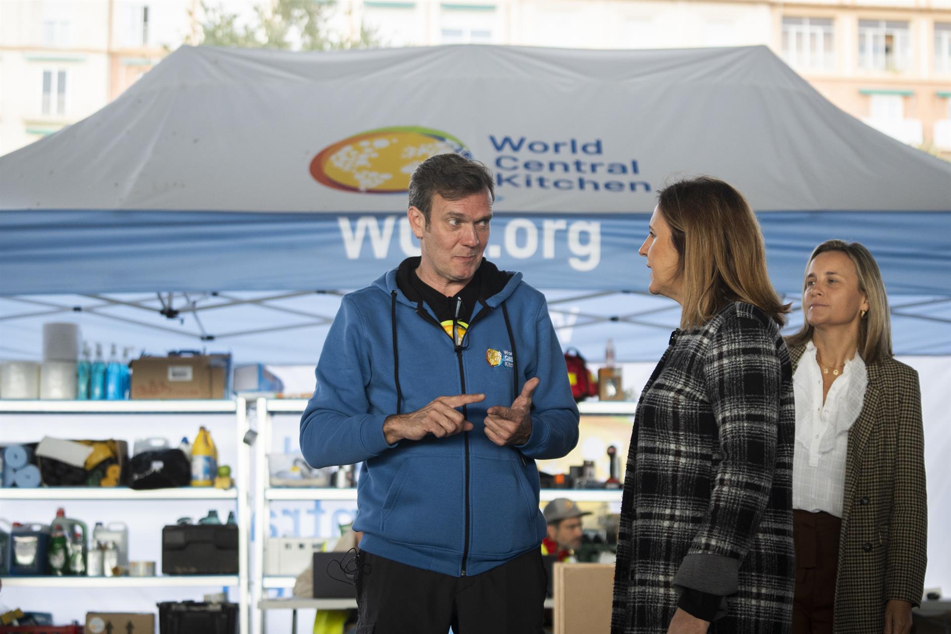 La alcaldesa de València, María José Catalá, visita las instalaciones de la ONG World Central Kitchen - JORGE GIL/ EUROPA PRESS