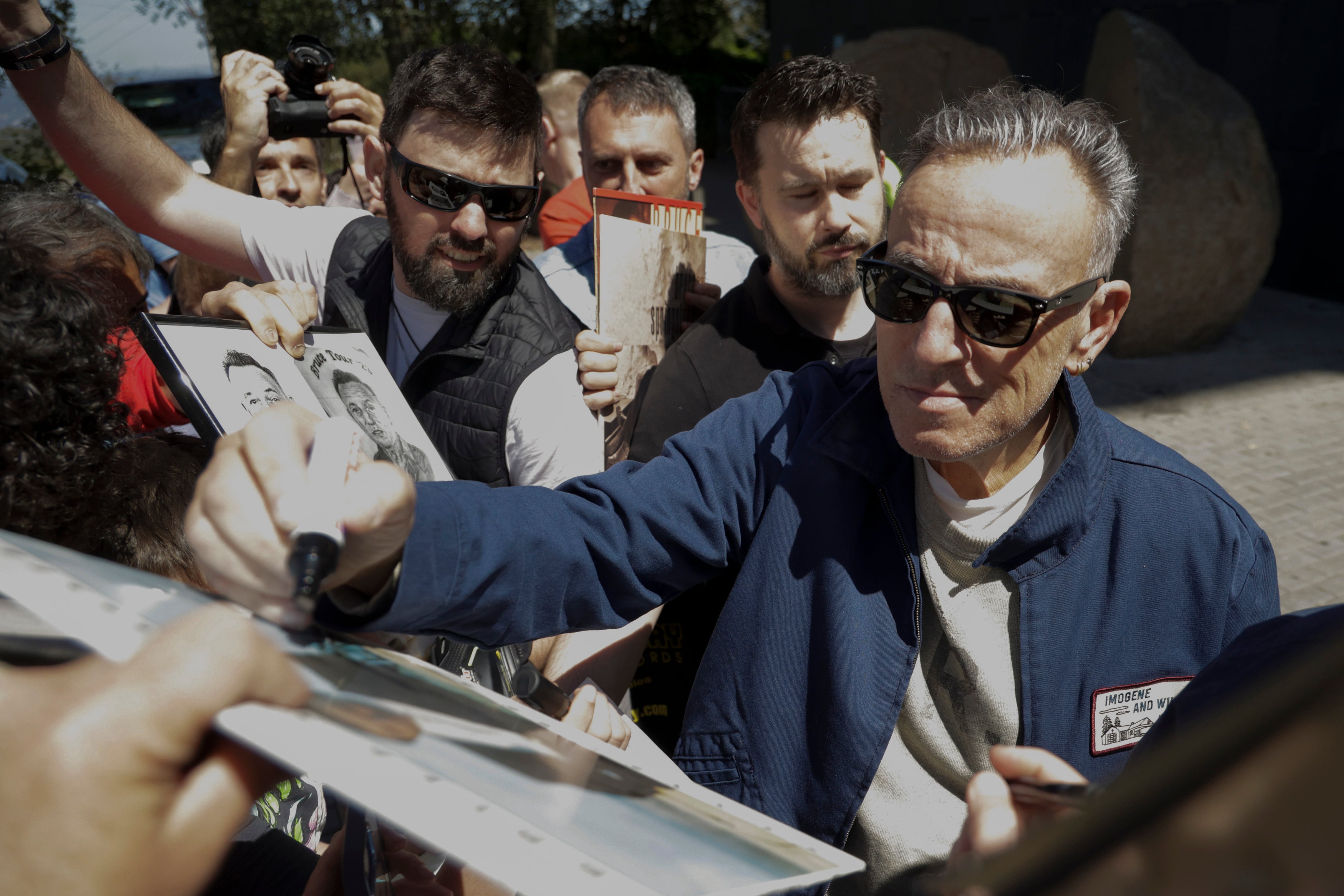 Bruce Springsteen firma autógrafos a sus fans que le han esperado este jueves, a las puertas del hotel en Barcelona | EFE/ Quique García