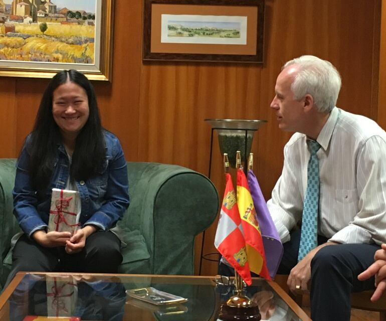 Lina Cheng recibe el premio del concurso "Descarga tu carné joven en el móvil"