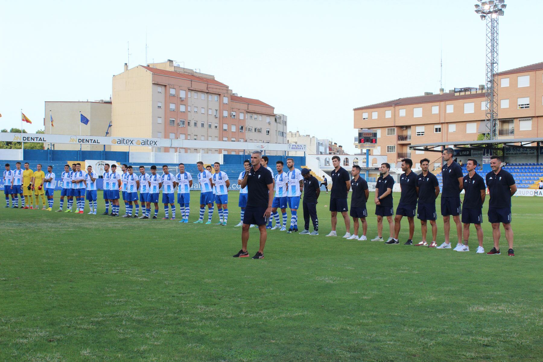 Vicente Parras, con la plantilla al fondo, dirigiéndose a los seguidores blanquiazules asistentes a la presentación