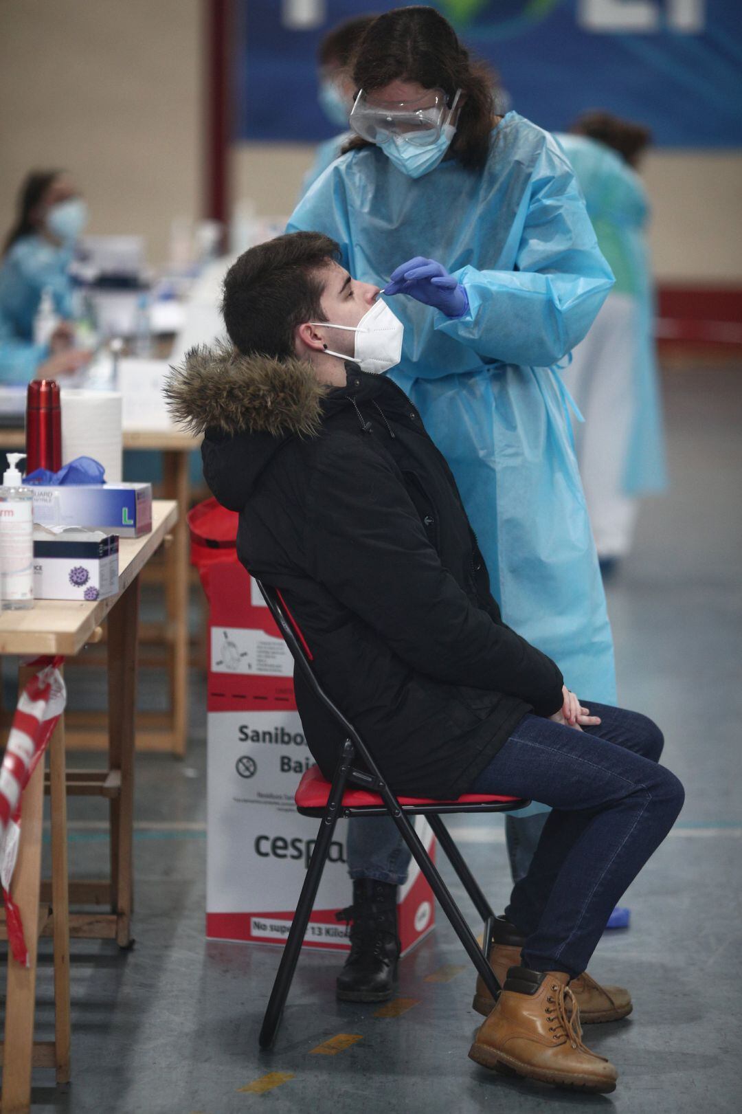 Una trabajadora sanitaria protegida realiza untest de antígenos de SARS-CoV-2.