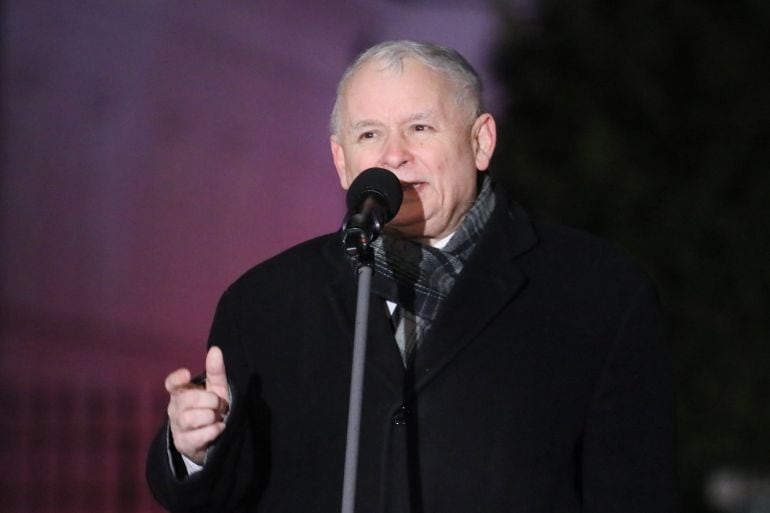 Este es Jaroslaw Kaczynski, líder del partido Ley y Justicia que gobierna en Polonia, ex presidente y ex primer ministro y autentica mano en la sombra detrás de las medidas que ha aprobado el parlamento polaco para hacerse con el control del sistema judic