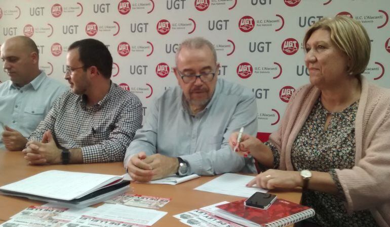 Óscar Llopis, flanqueado por el cabeza de lista socialista al Congreso, por Alicante, Julián López, y la candidata al Senado, Encarna Llinares