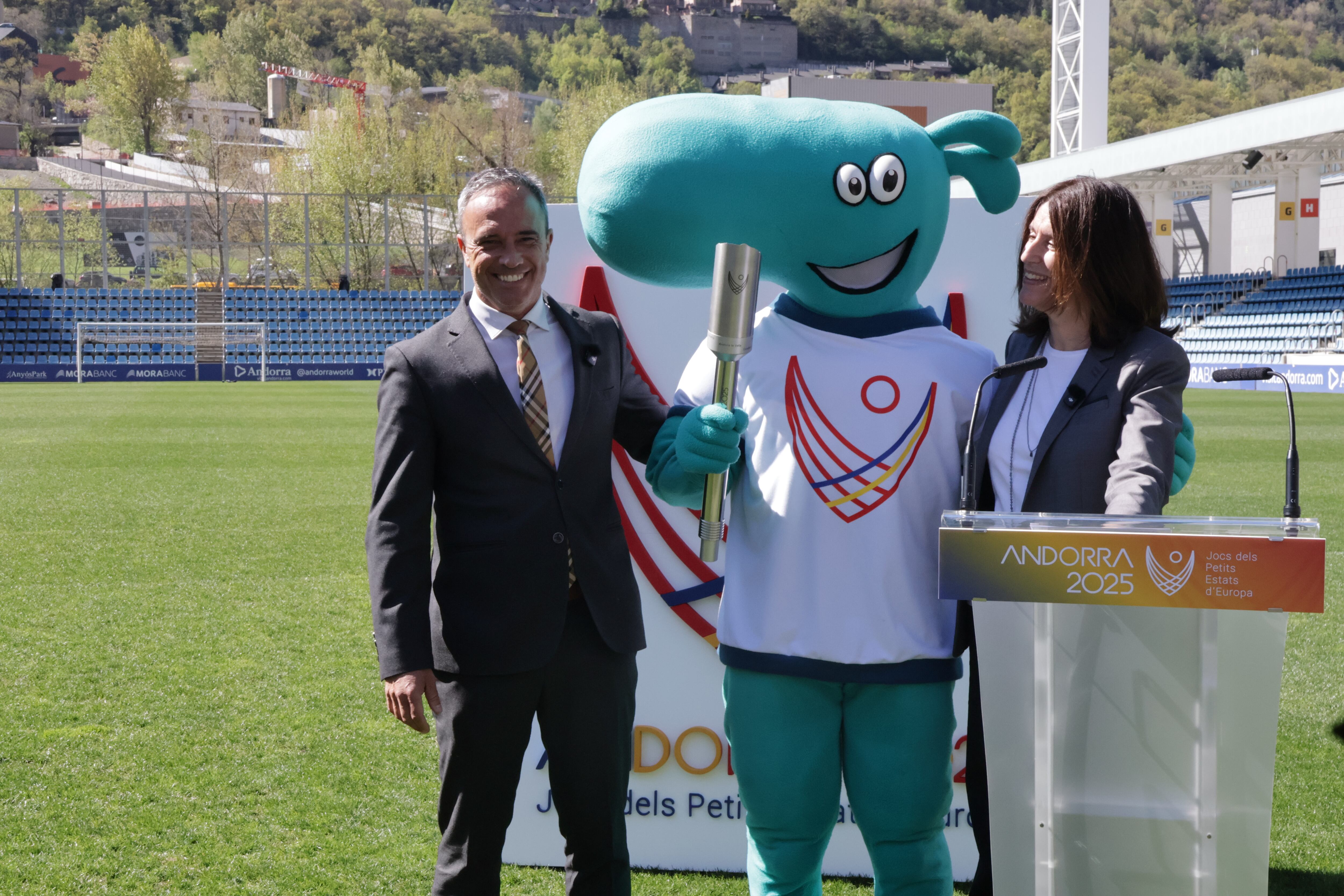 El secretari d'Estat d'Esports, Alain Cabanes, i la presidenta del Comitè Organitzador dels Jocs, Anna García, amb Valiret i la torxa