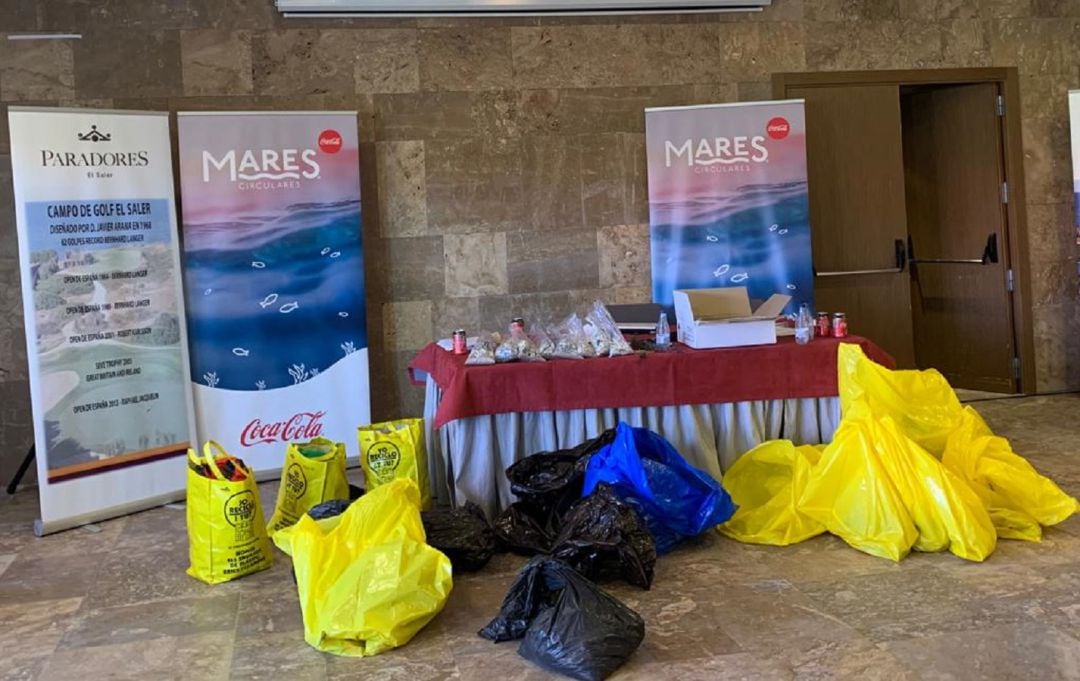 Plásticos recogidos en una de las playas de València