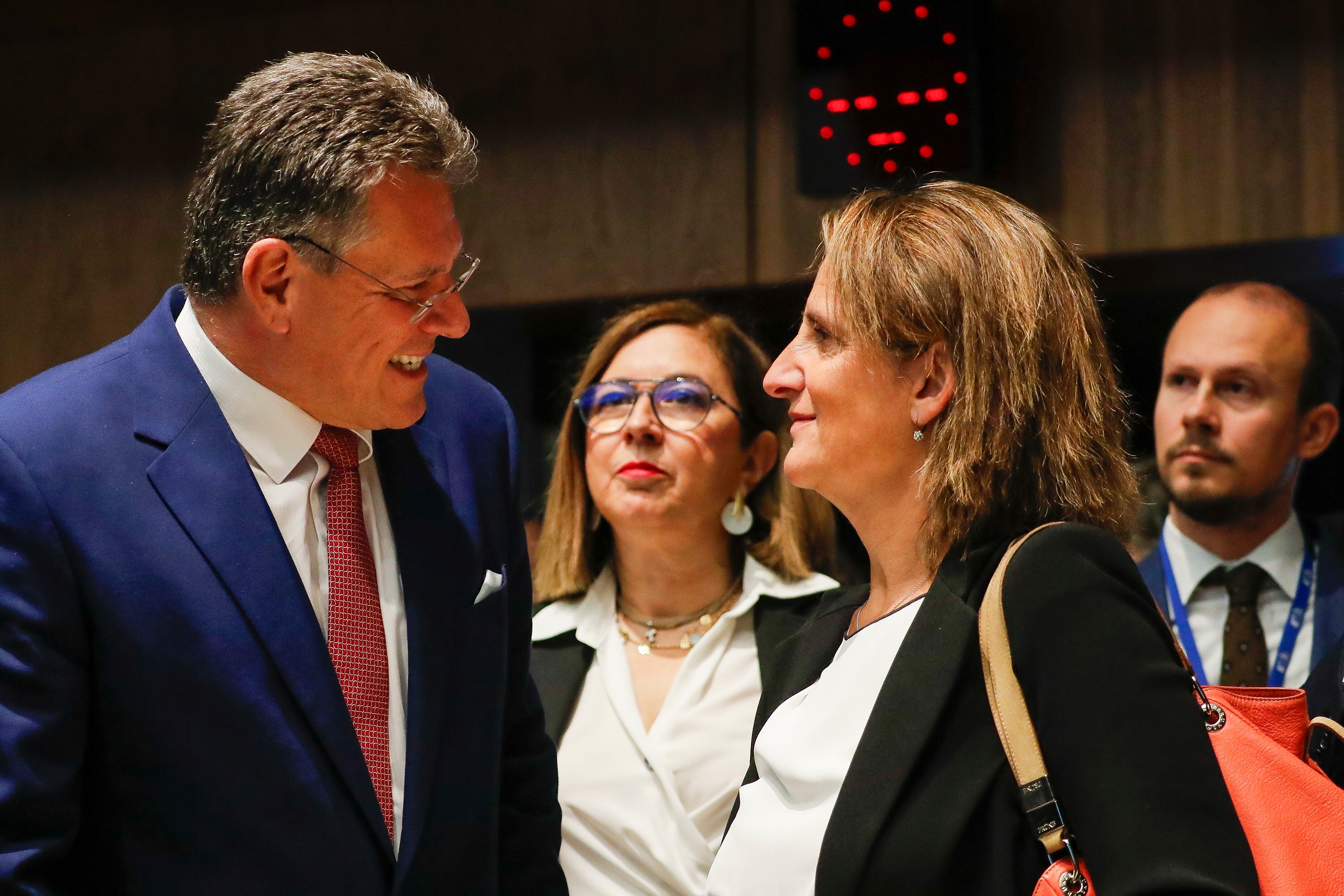 El vicepresidente de la Comisión Europea, Maros Sefcovic, y la ministra de Transición Ecológica, Teresa Ribera, en la reunión de ministros de la que ha salido el acuerdo.