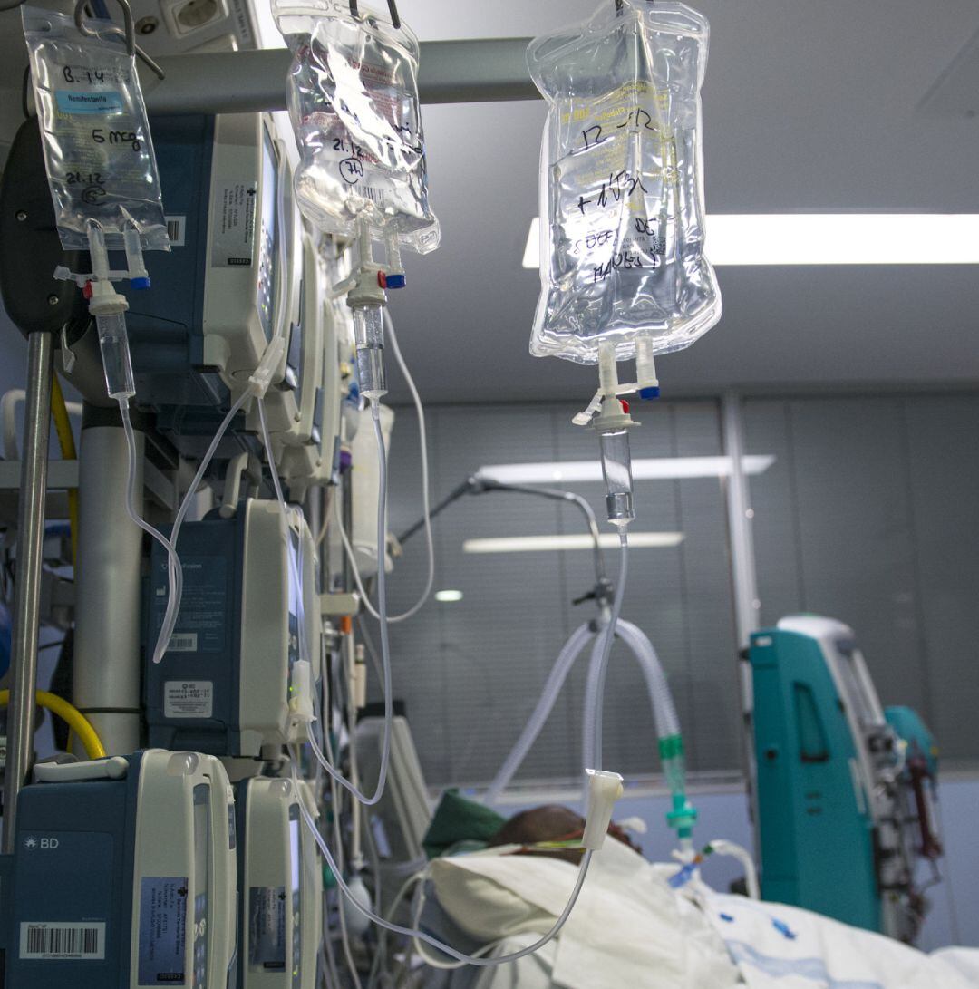 Un paciente ingresado en la Unidad de Cuidados Intensivos (UCI) para enfermos de coronavirus.