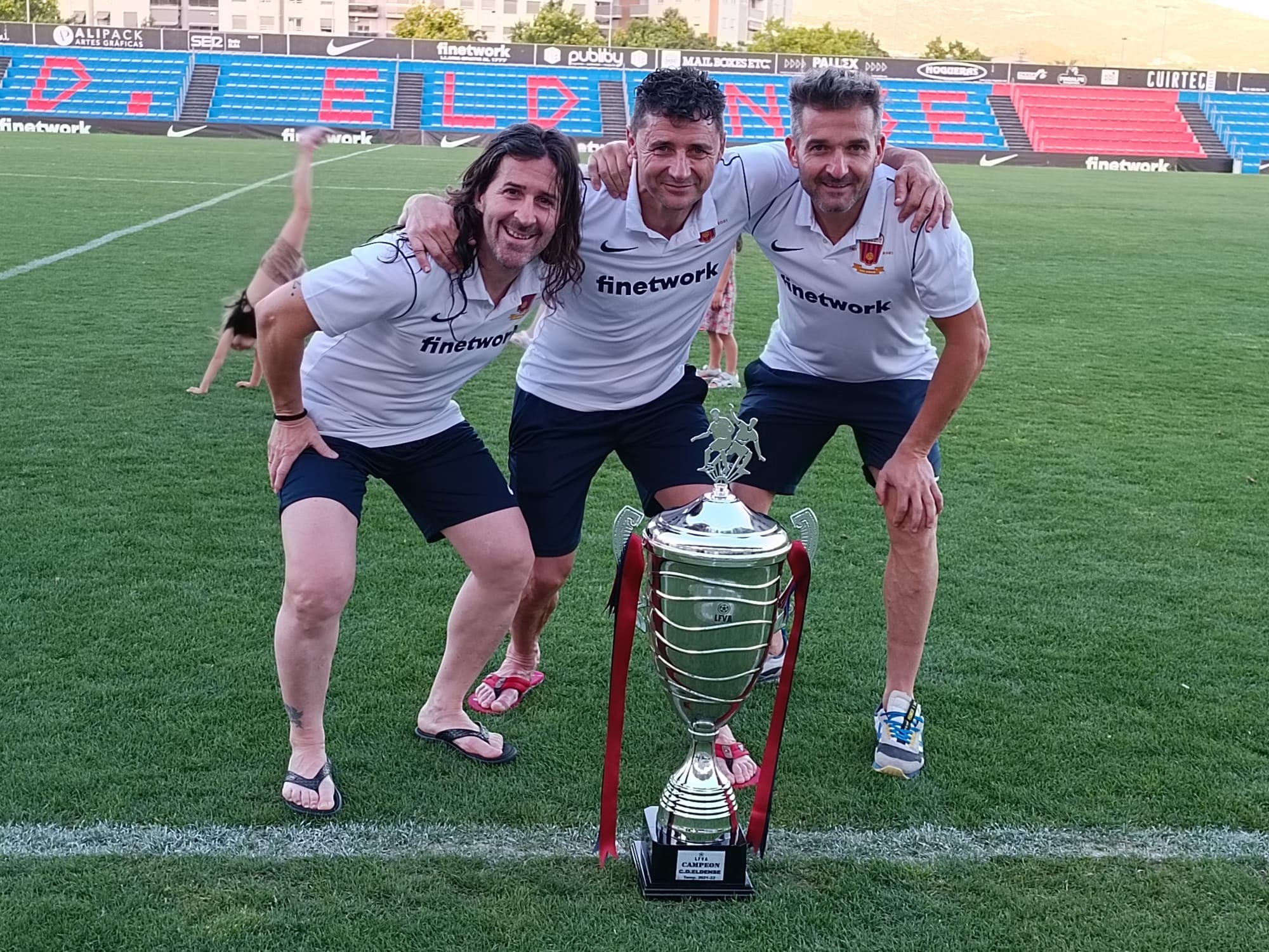 Luisito Cerdán, Alberto García (C) y David González "Gonza" (D) con el trofeo de campeón