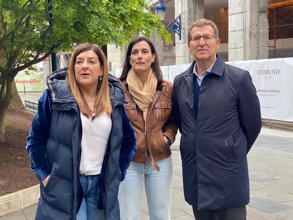 Gema Igual junto a María José Sáenz de Buruaga y Alberto Núñez Feijóo, en Santander.