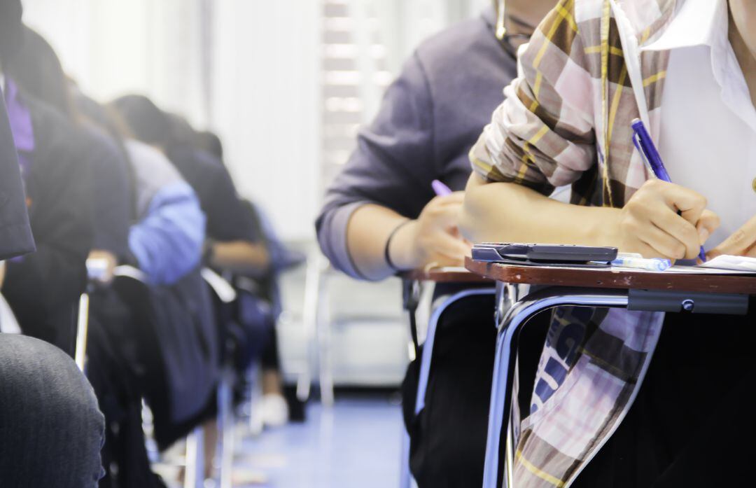 Estudiantes universitarios durante la reallización de un examen.