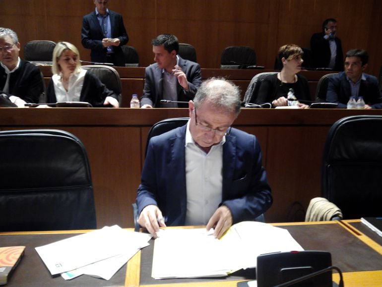 Fernando Gimeno, consejero de Hacienda, en una sesión de las Cortes de Aragón 
