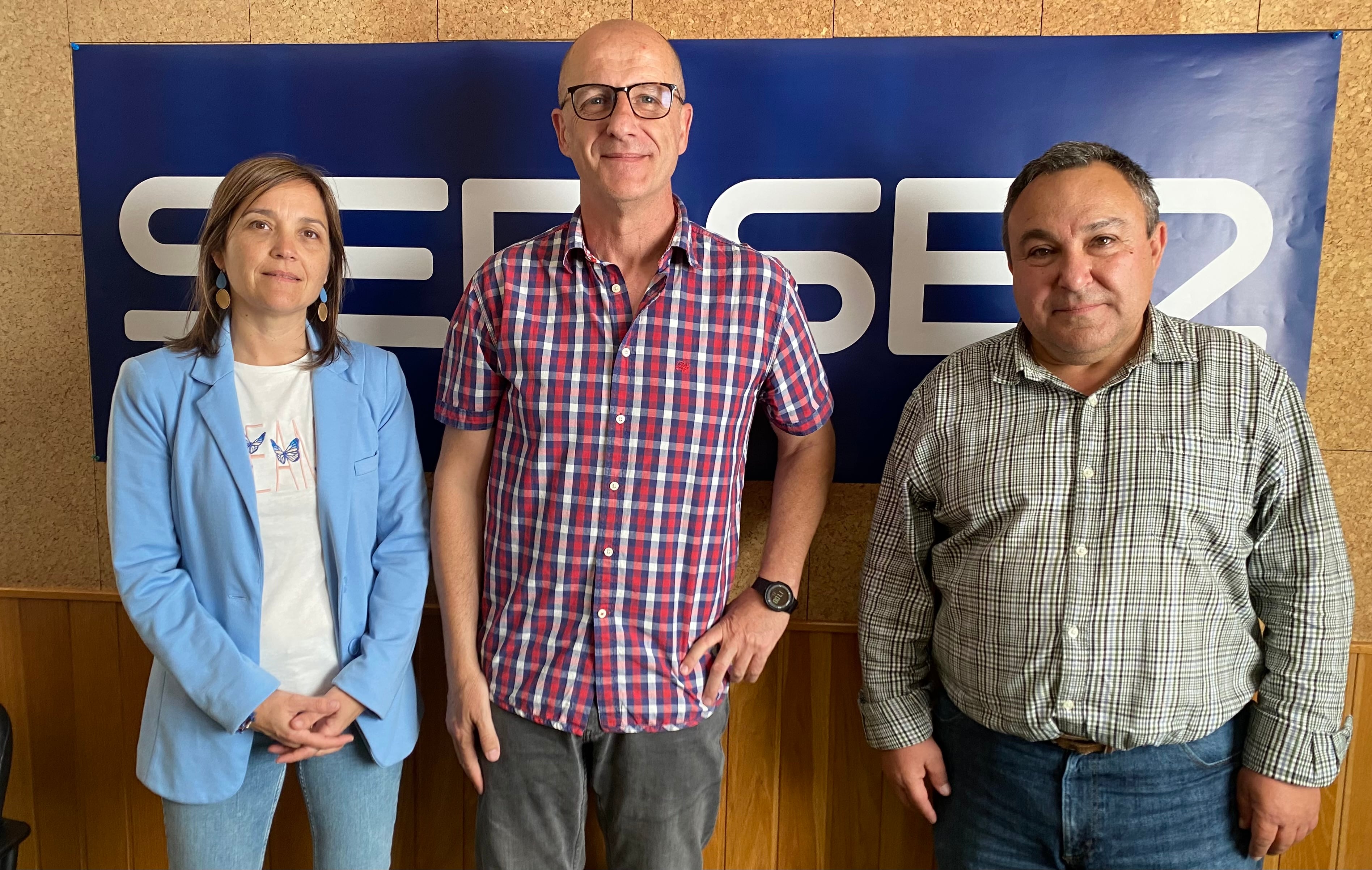 Ana Eslava, jefa del servicio de Infancia y Familia de Cuenca; Ángel Bonilla, presidente de Acofam, y Miguel, miembro de una familia acogedora.