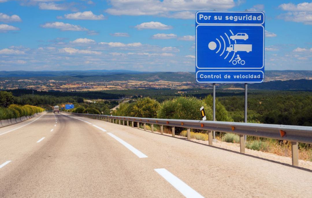 Señal de un radar en una carretera 