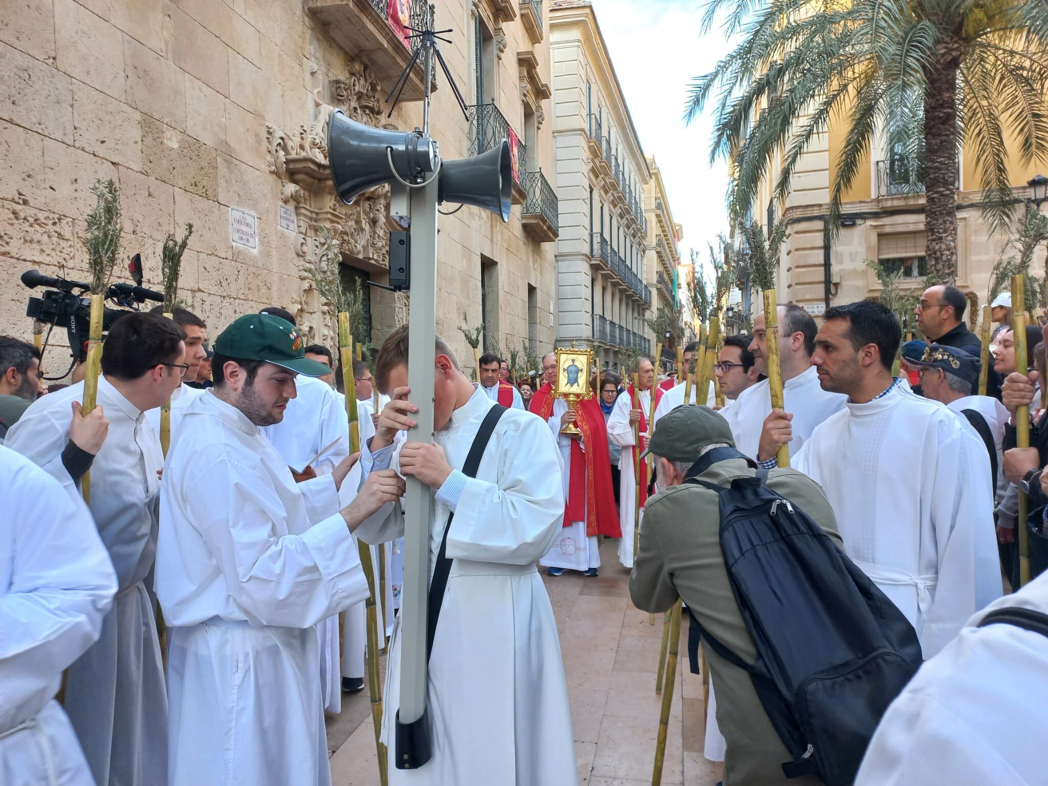 La comitiva oficial saliendo del Casco Antiguo para dirigirse hacia la avenida de Denia