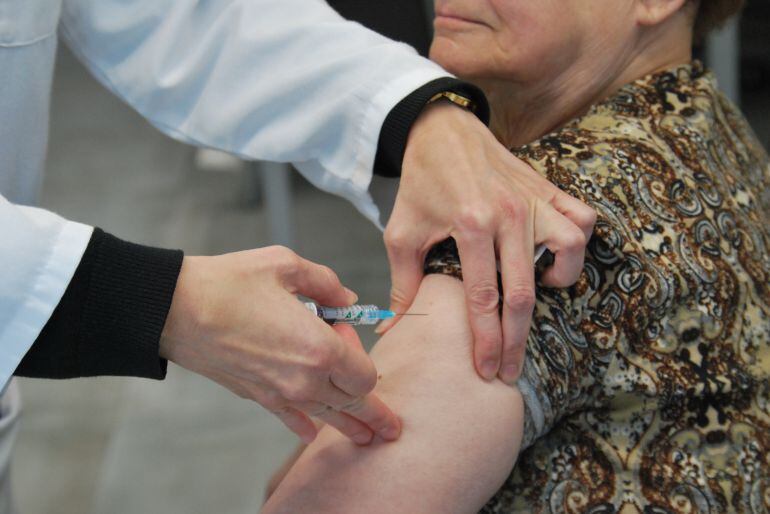 Una pacient posant-se la vacuna de la grip