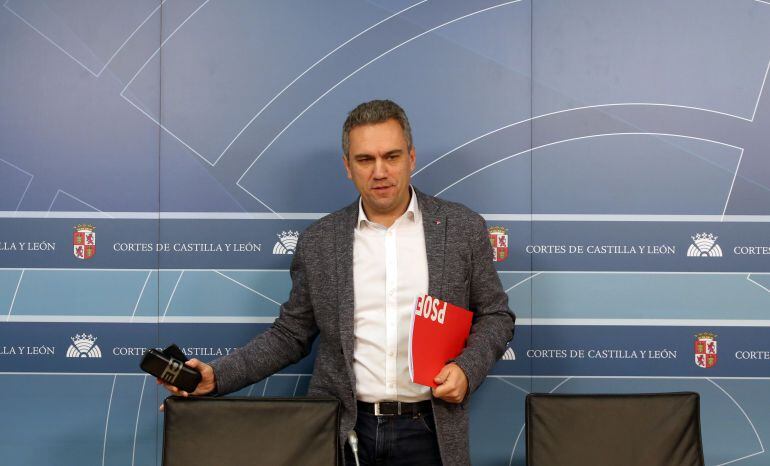 Javier Izquierdo, antes de una comparecencia ante la prensa en las Cortes de Castilla y León