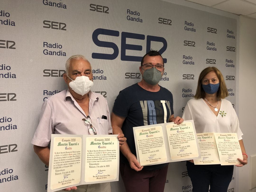 Los responsables de la Asociación Española Contra el Cáncer en Radio Gandia SER  