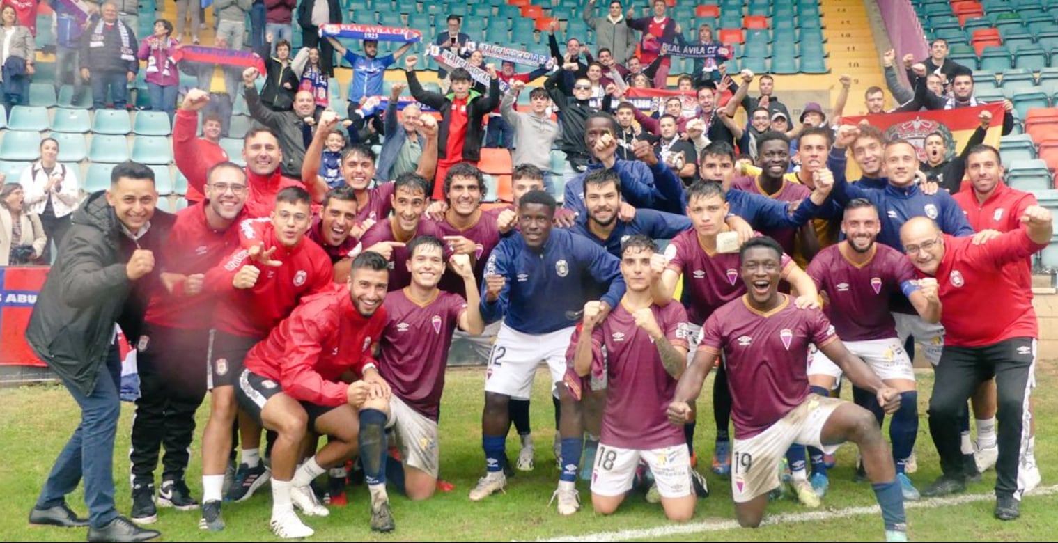 Los jugadores después de ganar al Salamanca en El Helmántico