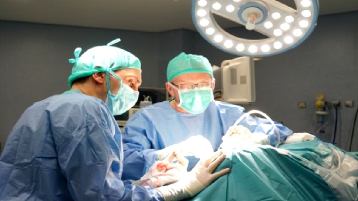 Povisa instala un audífono intracraneal