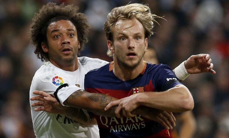 El defensa del Real Madrid Marcelo, defendiendo a Rakitic