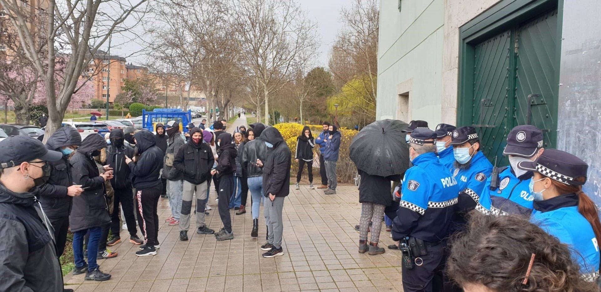 Efectivos de la Policía Municipal custodian la entrada del inmueble ante un grupo de concentrados en apoyo del colectivo La Molinera