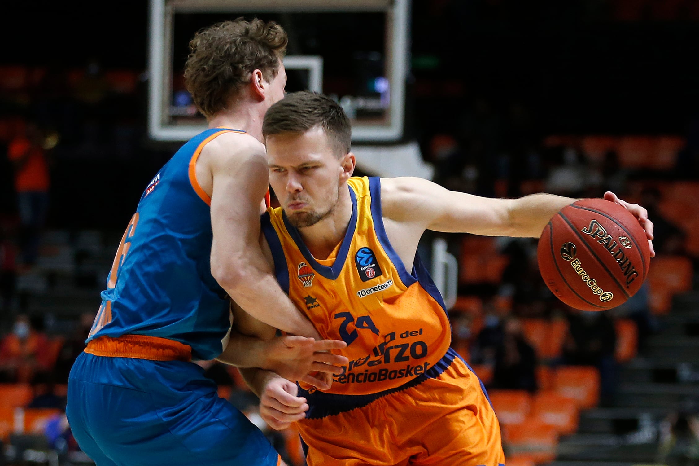 GRAFCVA4755. VALENCIA, 05/04/2022.- El jugador del Valencia Basket, Martin Hermannsson (d), trata de vencer la oposición del del Ratiopharm Ulm, Per Guenther, durante el partido de baloncesto correspondiente a la J18 de la Eurocup que disputan en el pabellón de la Fuente de San Luis.