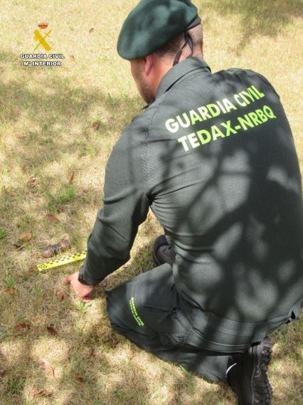 La Guardia Civil destruye un proyectil de artillería hallado en una tierra de labor en la localidad de Cogeces del Monte
