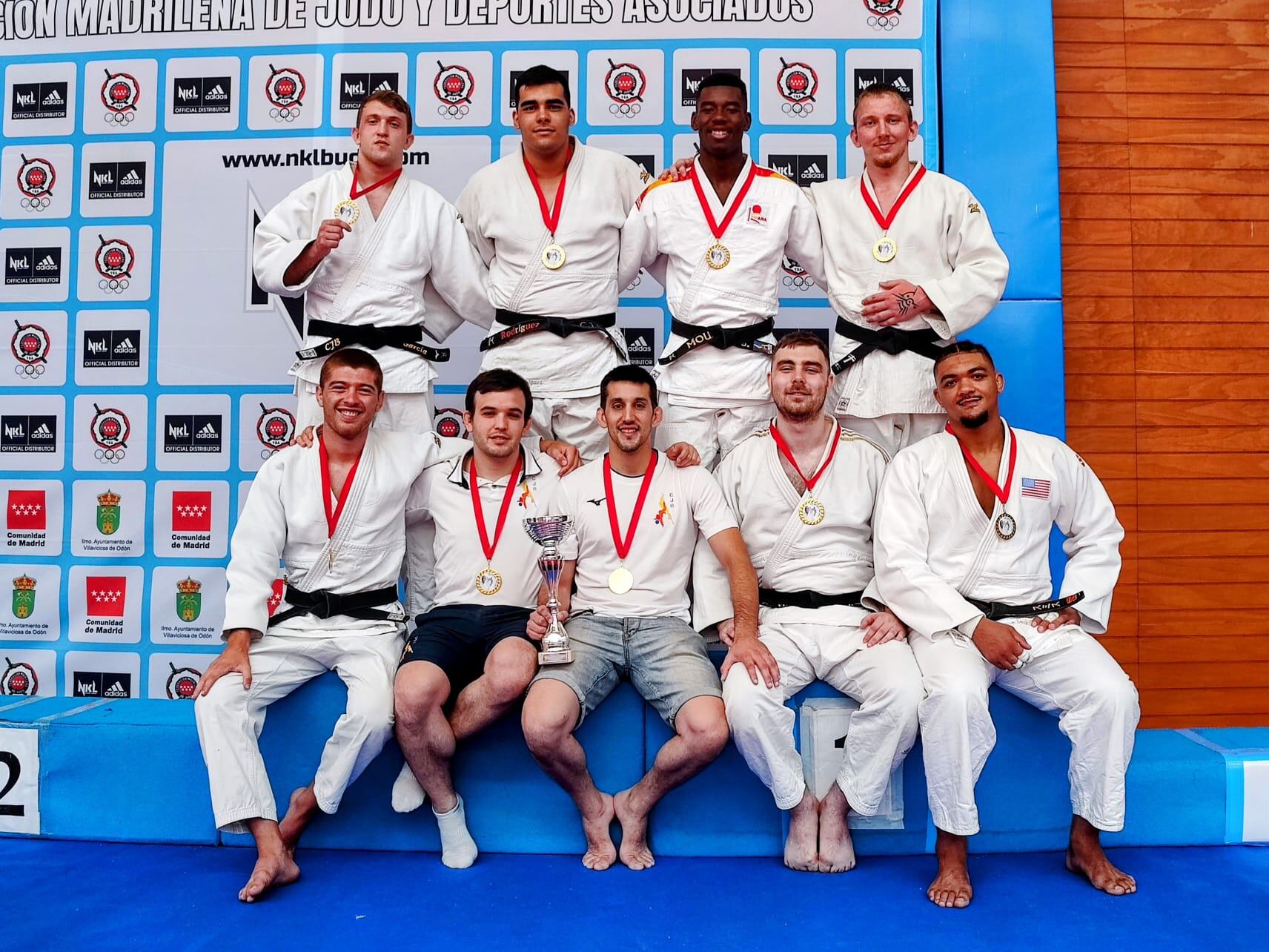 Equipo de la Liga CJB con entrenador Raul Clemente y seleccionador Dani Pions.