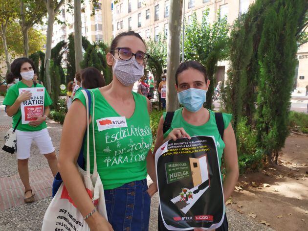 Esperanza Martínez, portavoz del sindicato STERM, junto a una compañera