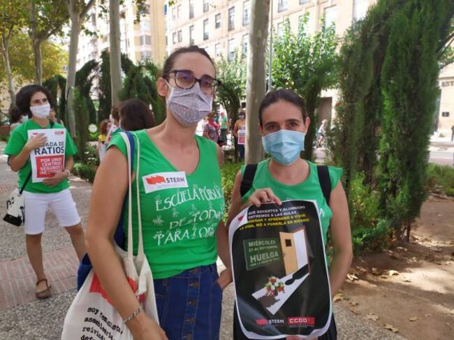 Esperanza Martínez, portavoz del sindicato STERM, junto a una compañera
