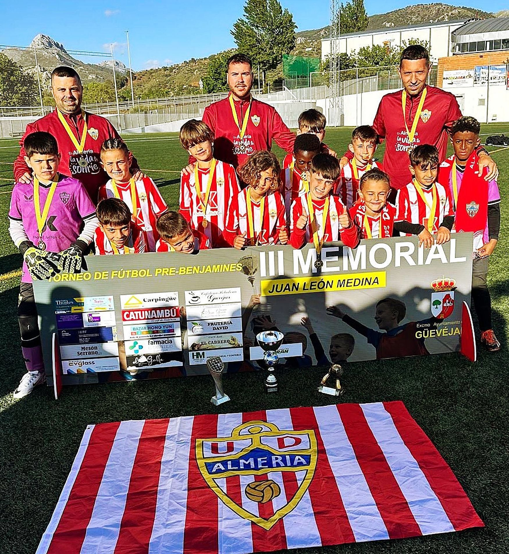 El Almería Prebenjamín posando con todos los galardones obtenidos