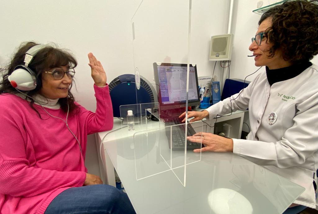 Federópticos Yolanda recomienda ponerse en manos de profesionales ante la pérdida auditiva.