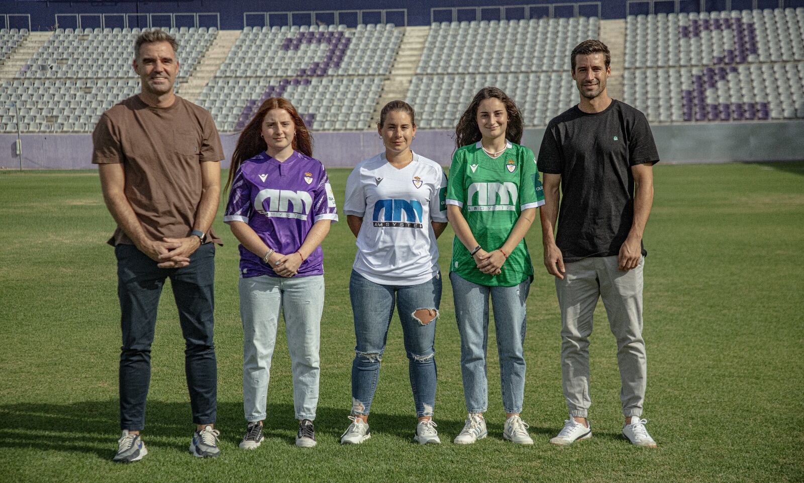 Fran Anera, director general del Real Jaén y Antonio Montiel, adjunto a la dirección, con tres jugadores del Real Jaén Femenino.