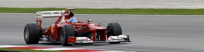 El piloto español de Fórmula Uno Fernando Alonso, de la escudería Ferrari, conduce su monoplaza durante la tercera sesión de entrenamientos en el circuito de Sepang a las afueras de Kuala Lumpur (Malasia) hoy, sábado, 24 de marzo de 2012. El Gran Premio d