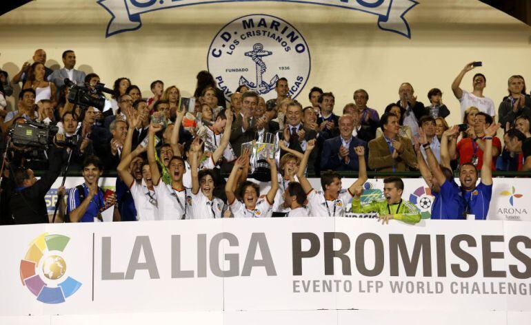 Los futbolistas del Valencia celebrando el título